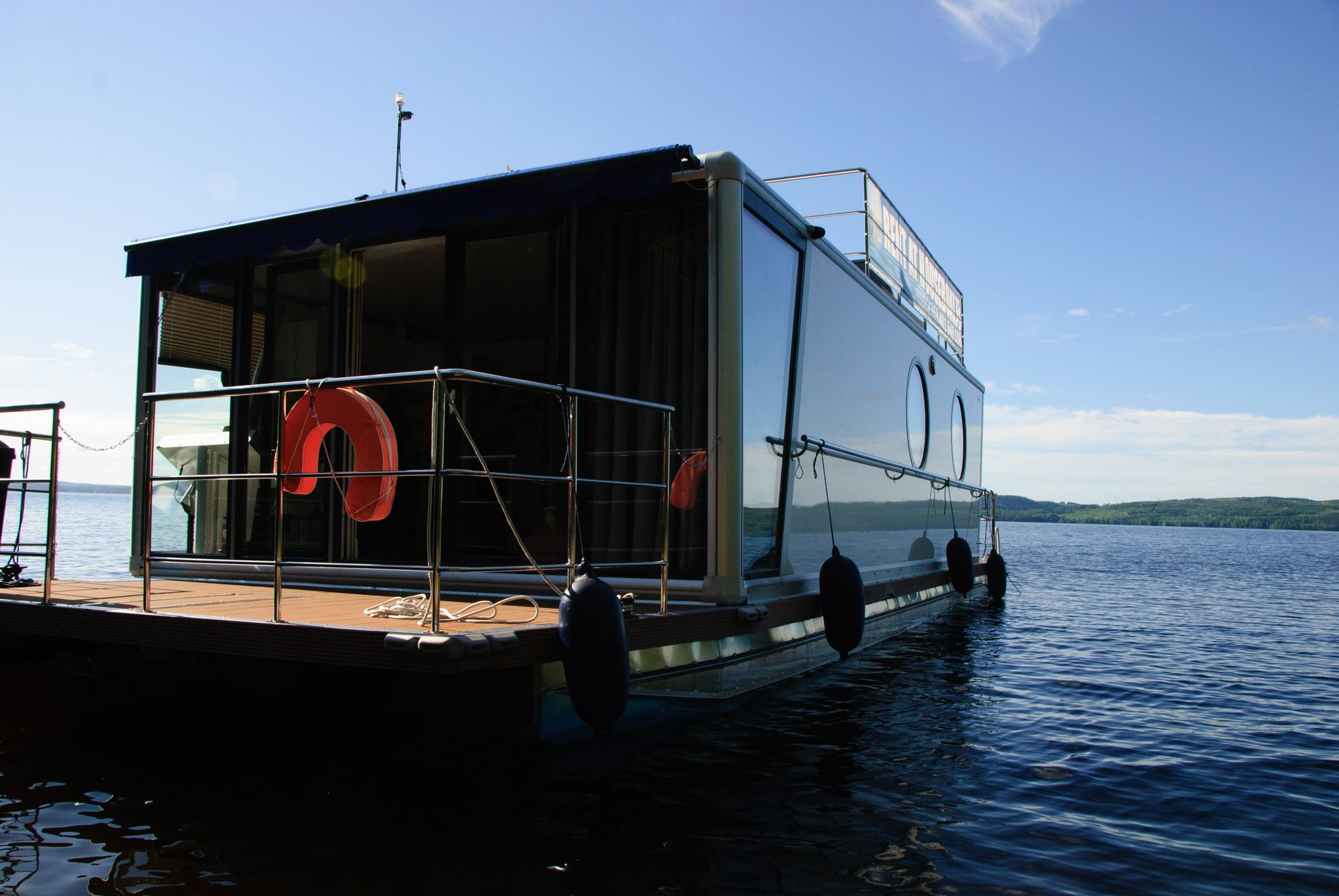 Houseboat DeLuxe - pieni juhlatila ja saunalautta / Venuu.fi