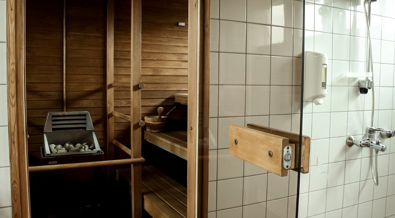 Rennon perinteinen saunatila, jossa viihtyy oman porukan tai tiimin kesken - Venuu.fi