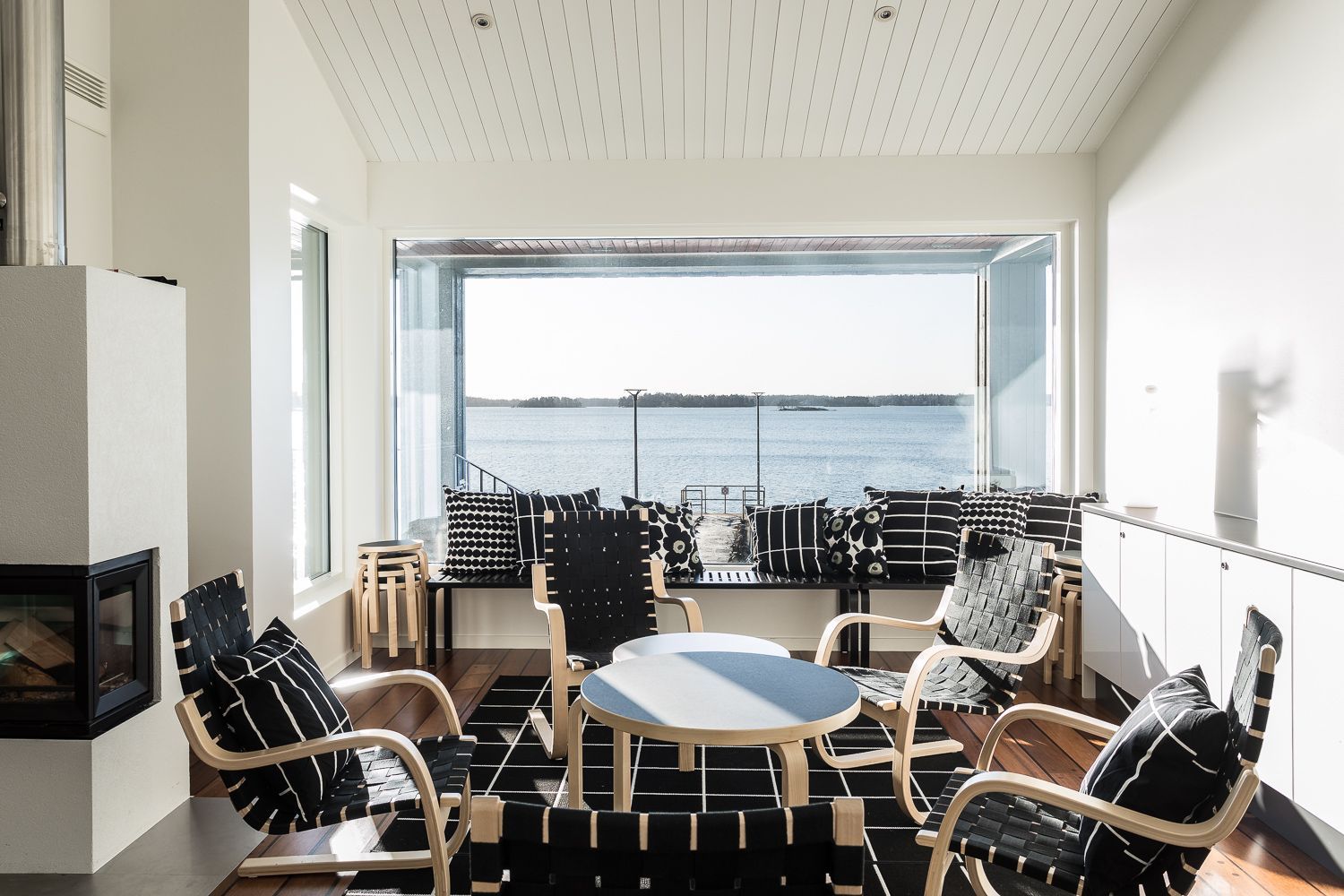 Hotel Rantapuiston Rantasaunan oleskelutilasta aukeaa ihanat maisemat suoraa merelle - Venuu.fi
