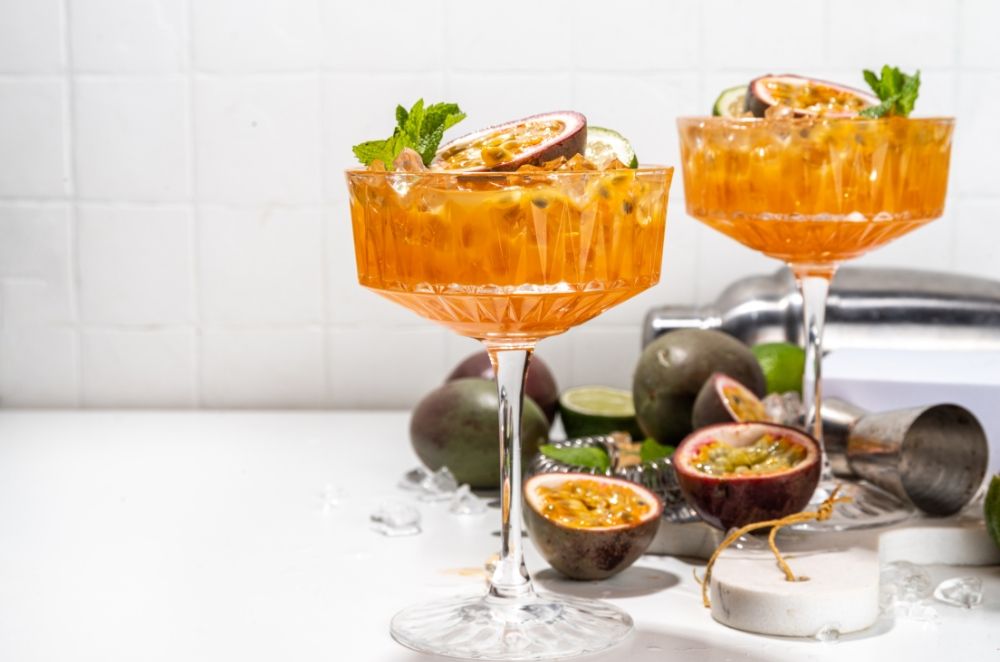 Helpot drinkit kotona – Passion & vanilja drinkit kauniissa varrellisissa laseissa.