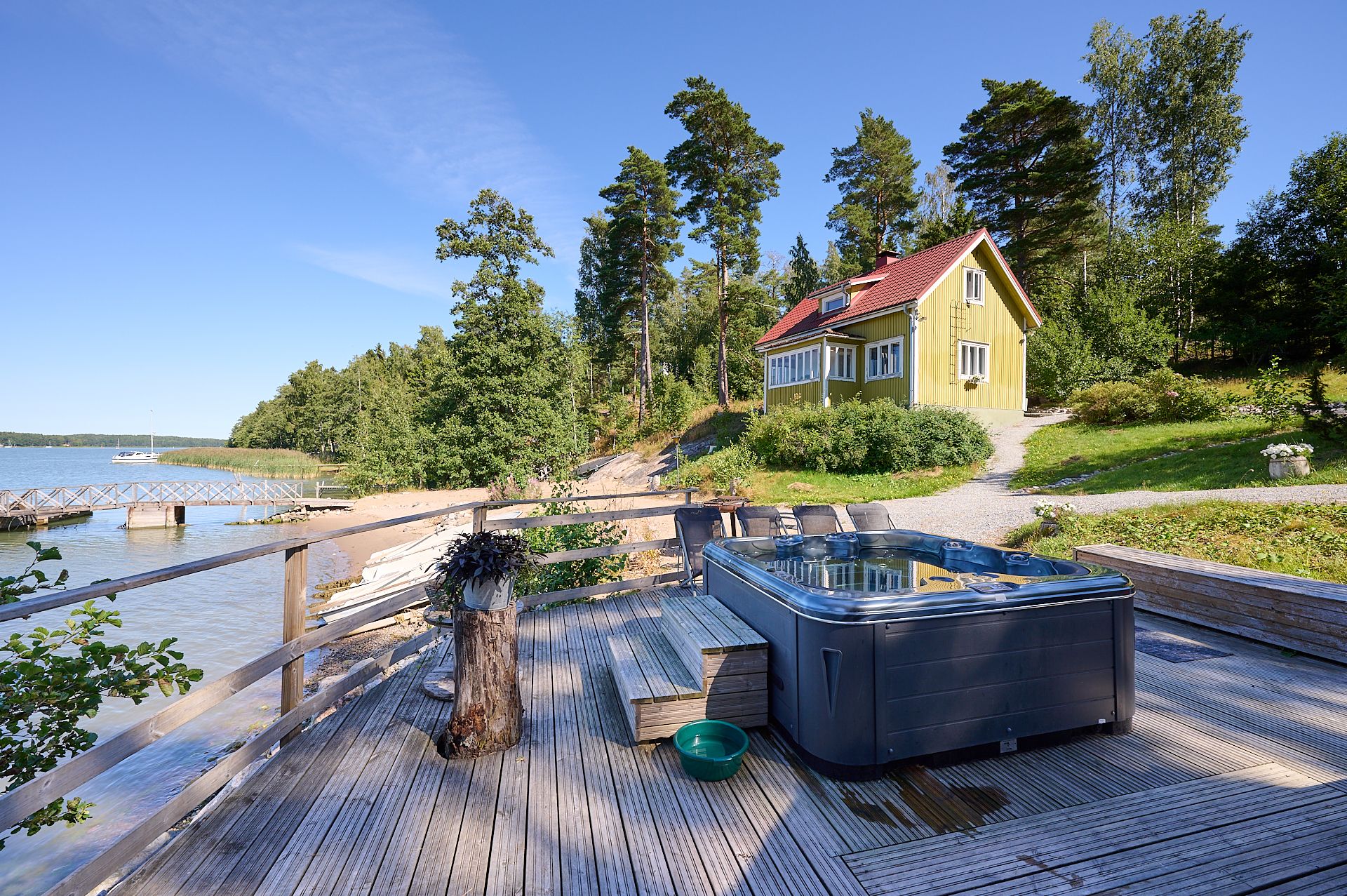 Kerrassaan hurmaava Villa Constantinessa virkistäydyt omassa rannassa ja rentoudut paljussa - Venuu.fi