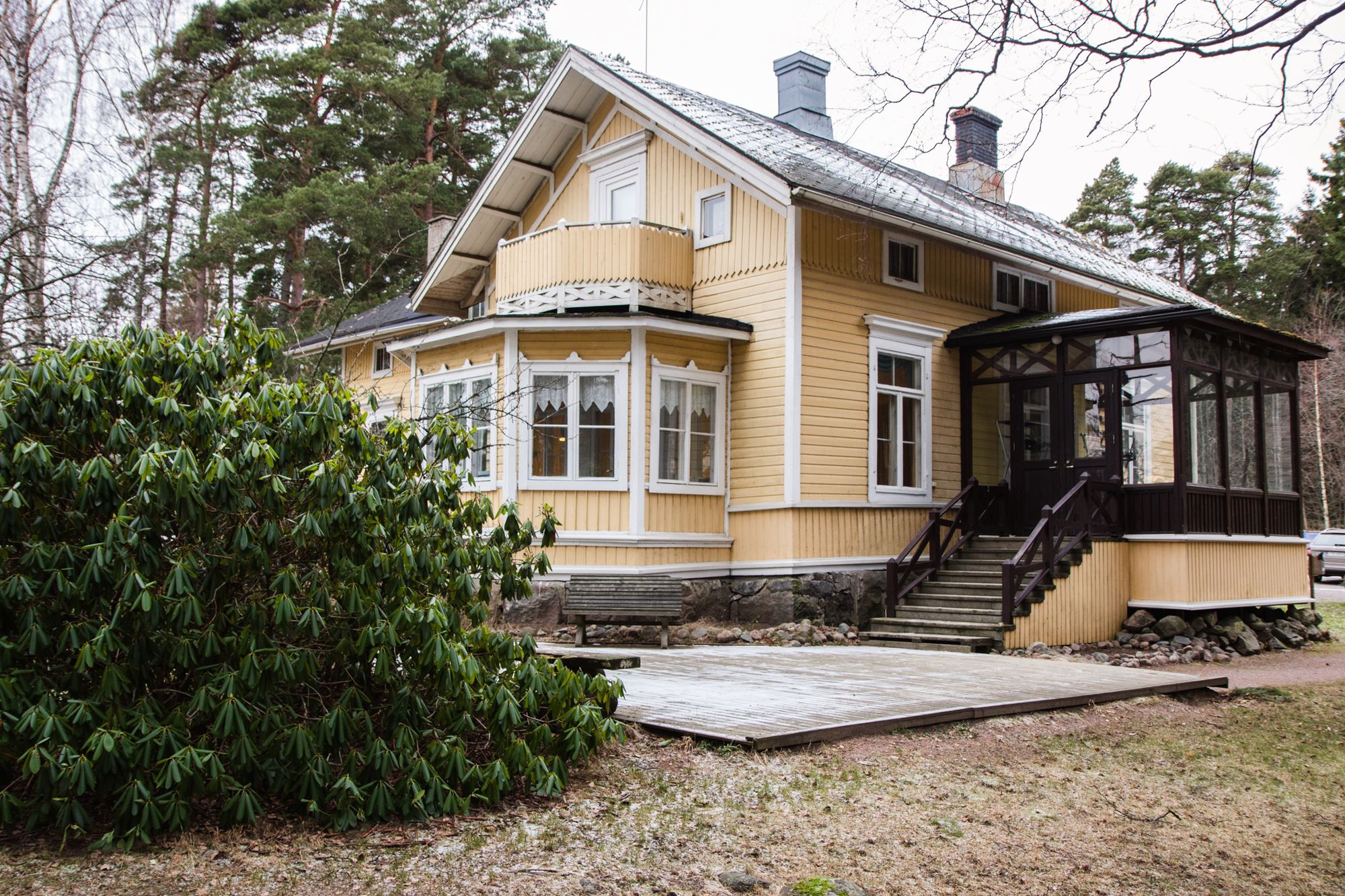 Viihtyisä merenrantahuvila Villa Furuvik mahdollistaa parhaillaan jopa 200 hengen tilaisuuden - Venuu.fi