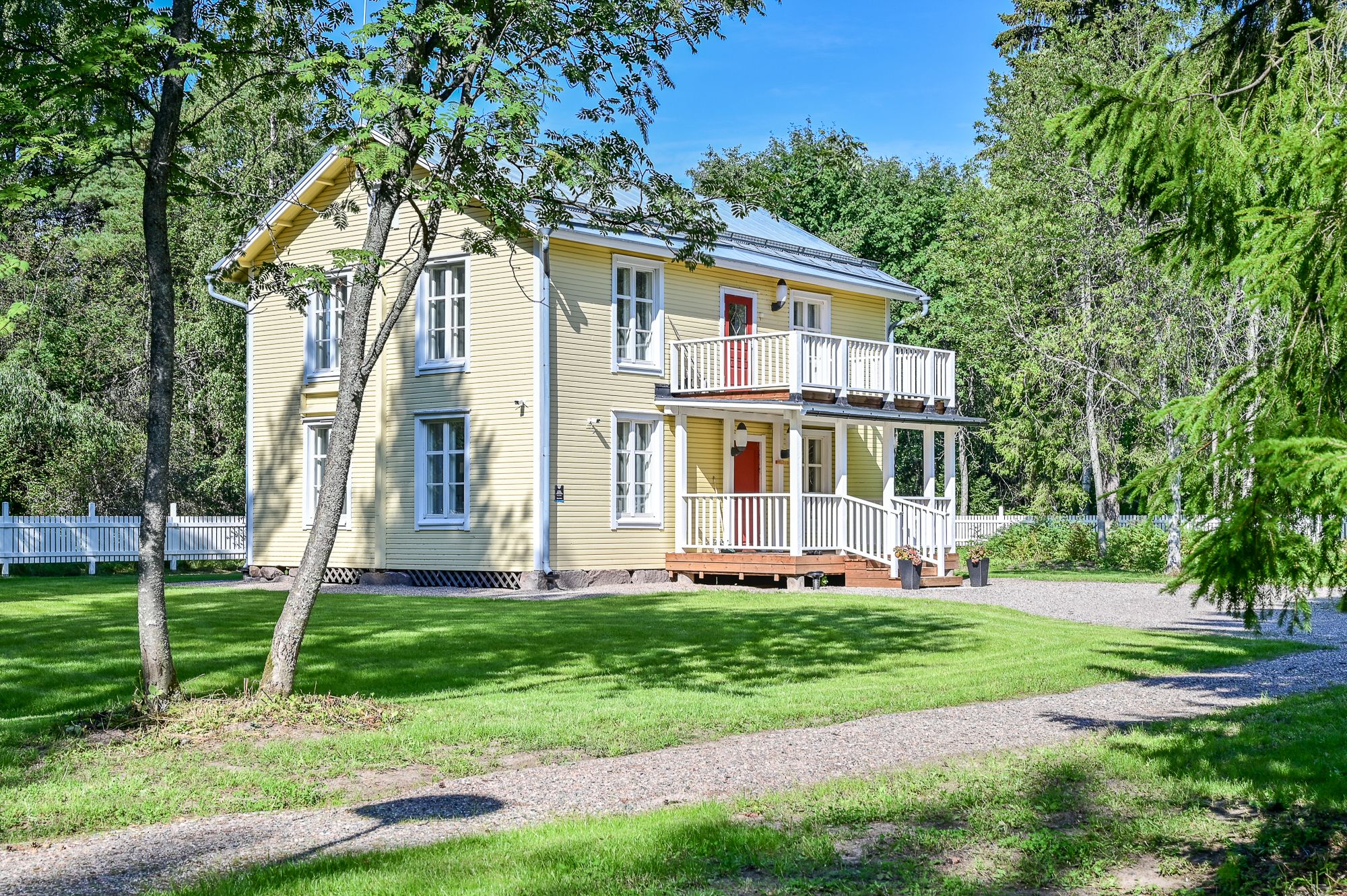 Upea vuokrahuvila Villa Hietasaari tarjoilee tilaa jopa hehtaarin edestä - Venuu.fi