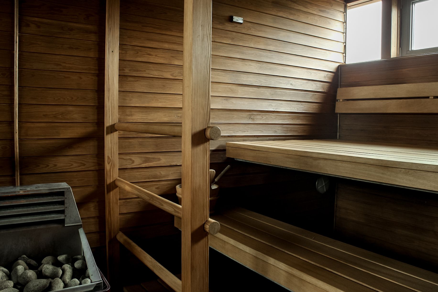 Viihtyisä saunatila kattoterassin kera on mainio paikka kaveriporukan tai tiimin illanviettoon - Venuu.fi