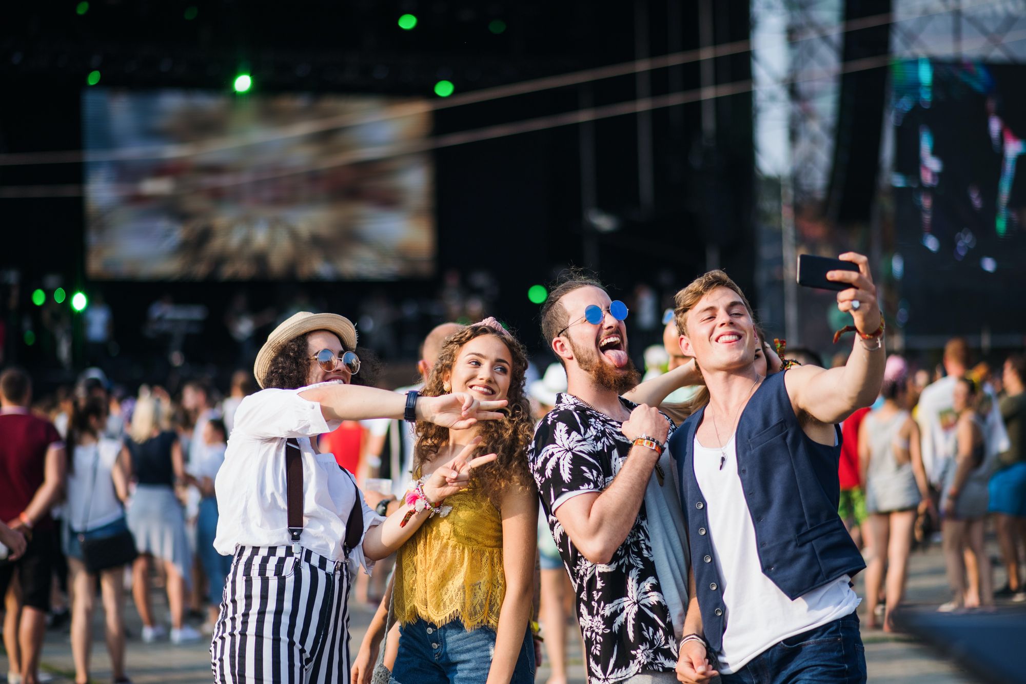 Neljä henkeä poseeraamassa selfie-kuvaan festivaaleilla.