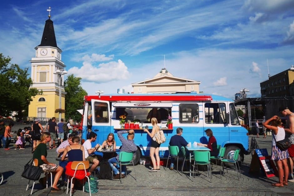 Katuleidi Cateringin värikäs ruokarekka tuo täydellisen street food -pitopalvelun juhliisi