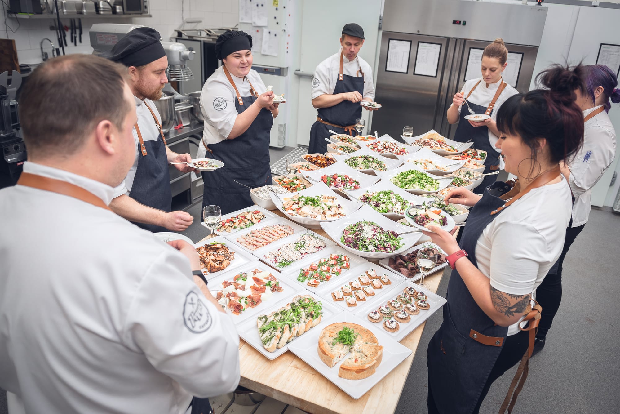 Pepper Cateringin tiimi valmistaa näyttävät tarjoilut vankalla ammattitaidolla