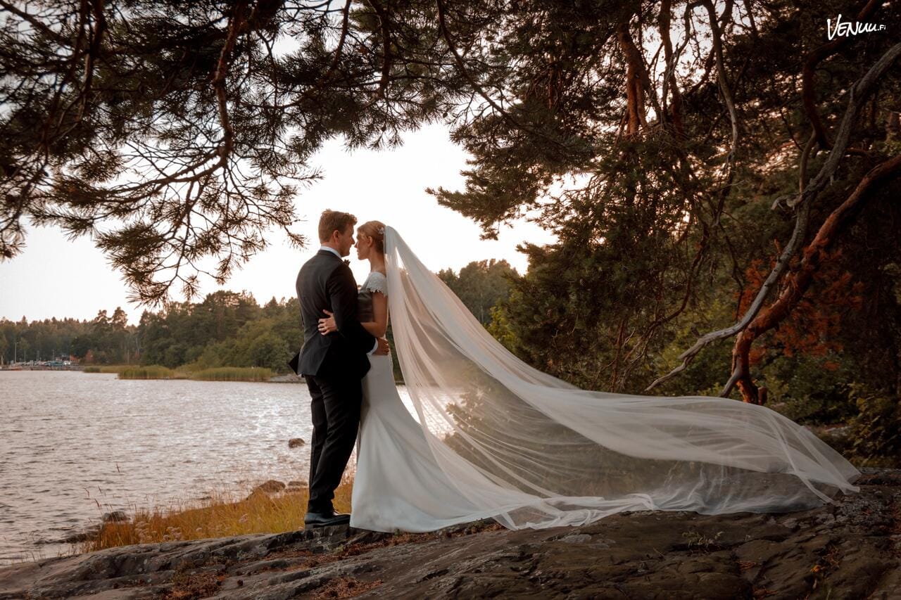 Jani Lappalainen Photography on upeasti ikuistanut hääparin merimaisemissa, jossa morsiamen huntu hulmuaa tuulessa