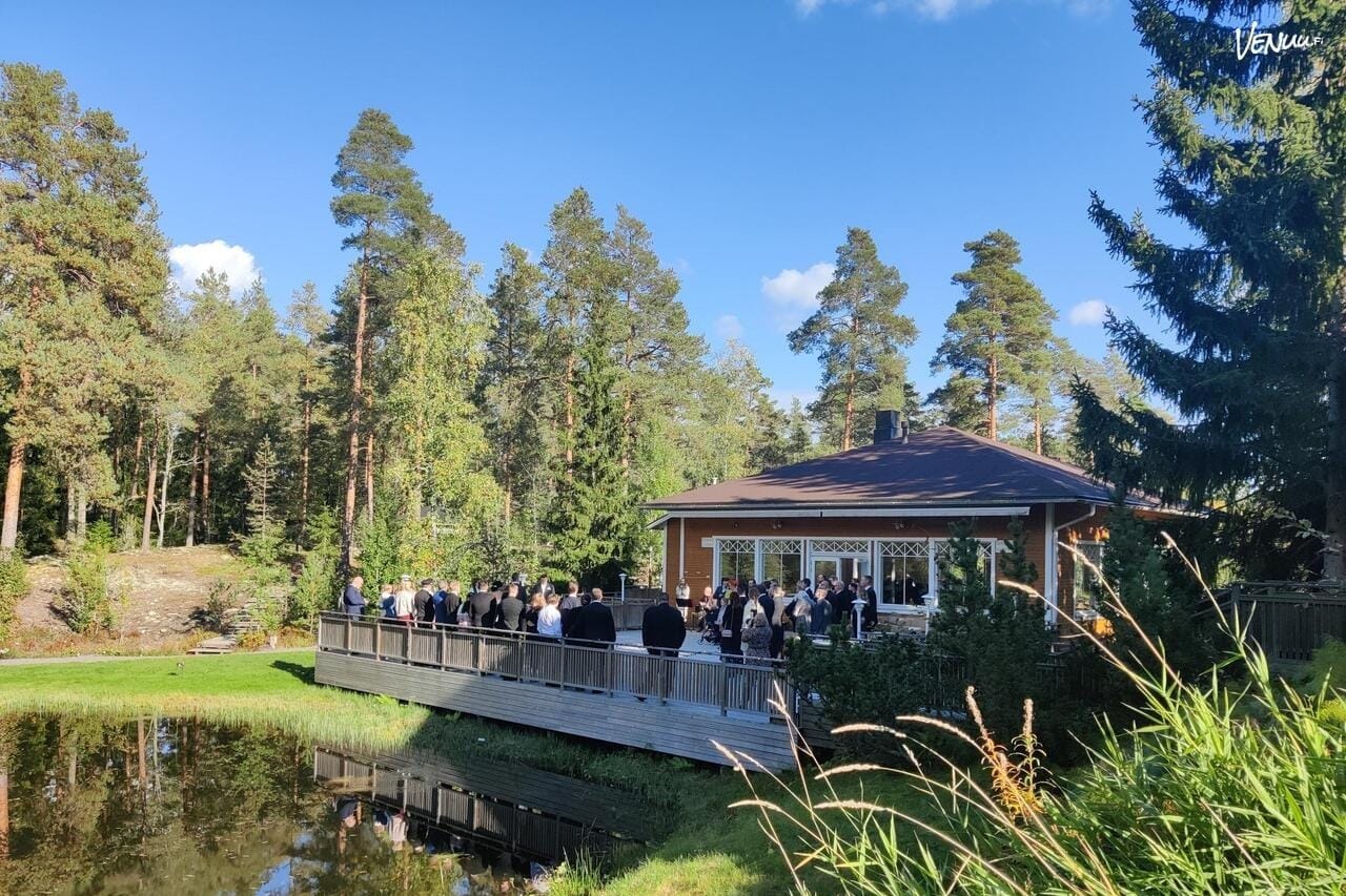 Kakskerran Hirvilammen Paviljonki on ihana, luonnonläheinen hääpaikka lammen rannalla