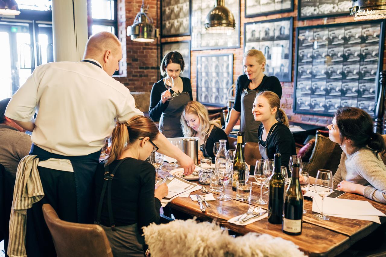 Ravintola Nokan Chef Table elämyksessä ravintolan huippukokki valmistaa illallisen suoraa nenänne edessä