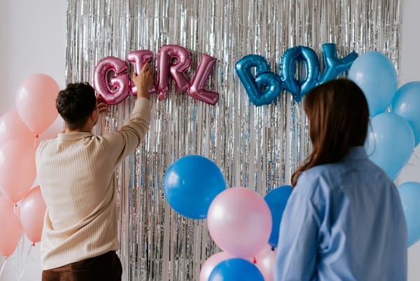 Gender reveal juhlat – näin järjestät vauvan sukupuolen paljastuksen 🎉