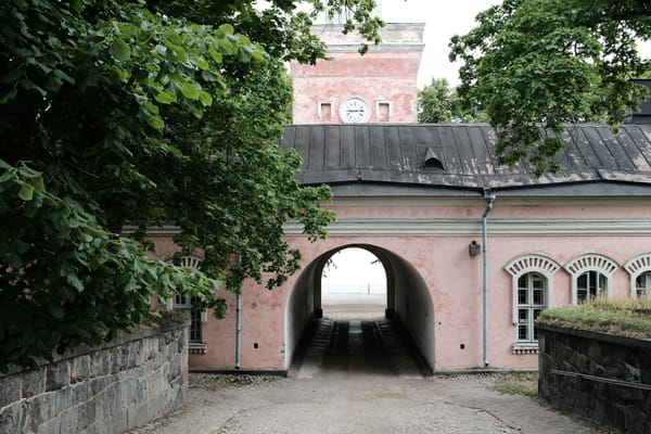 Häät Suomenlinnassa – käytännön vinkit ja juhlatilat häihin merellisessä miljöössä