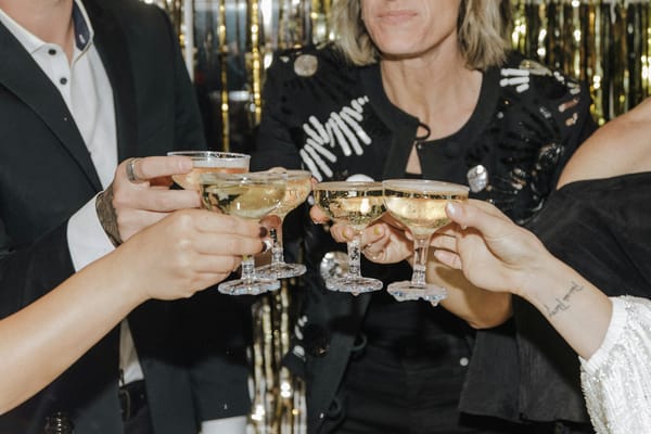 Mikä on hyvä kuohuviini juhliin? Vinkit valintaan ja määriin